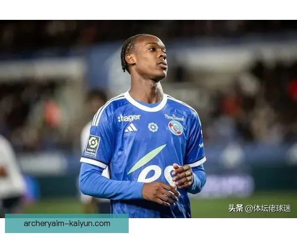 穆西亚拉持续适应不同位置，表现稳健令球队备受期待